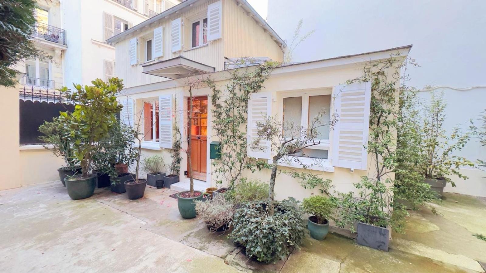 Apartment Small Duplex House In Batignolles